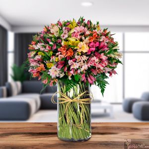150 Alstroemerias en florero de vidrio