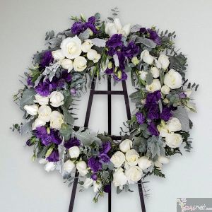 x Corona Rosas y Lisianthus color morado(A= .70mts L=1.60mts )