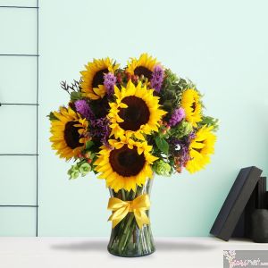 Girasoles en Florero de Vidrio